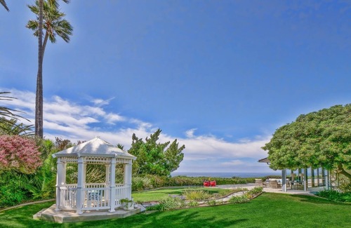 Palos Verdes Estates House | California Dream Bluff home on over an acre of flat land & the water @ your feet