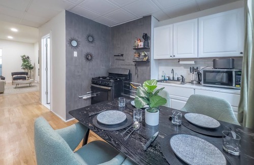The Heights Apartment | Calm Cocoon by the Train+We Pay Half Your Parking, Sleeps 6! ✨20% OFF 7 days✨