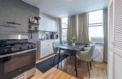 The Heights Apartment | Calm Cocoon by the Train+We Pay Half Your Parking, Sleeps 6! ✨20% OFF 7 days✨