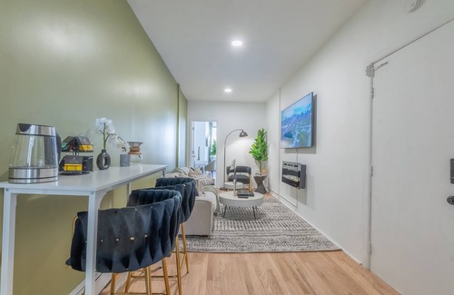 The Heights Apartment | Calm Cocoon by the Train+We Pay Half Your Parking, Sleeps 6! ✨20% OFF 7 days✨