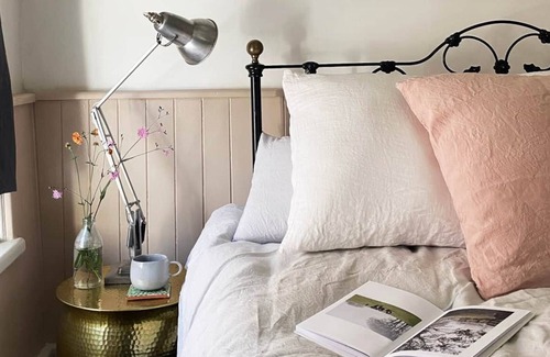 Kingsand Cottage | Calm Cottage - sleeps 6 guests in 3 bedrooms