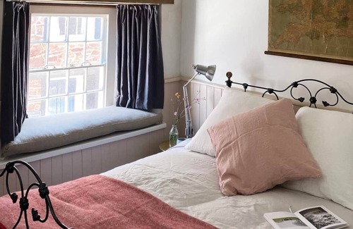 Kingsand Cottage | Calm Cottage - sleeps 6 guests in 3 bedrooms