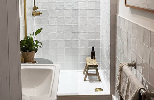 Kingsand Cottage | Calm Cottage - sleeps 6 guests in 3 bedrooms