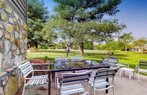 Baneberry Apartment | Calm, dog-friendly studio with patio, gym, game room & picnic area - near lake
