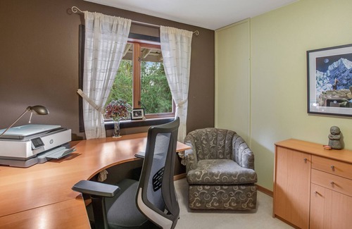Bainbridge Island House | Calm home with community firepit, space heater, deck, balcony - beach access