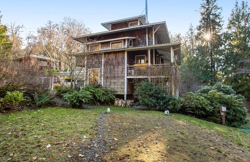 Bainbridge Island House | Calm home with community firepit, space heater, deck, balcony - beach access