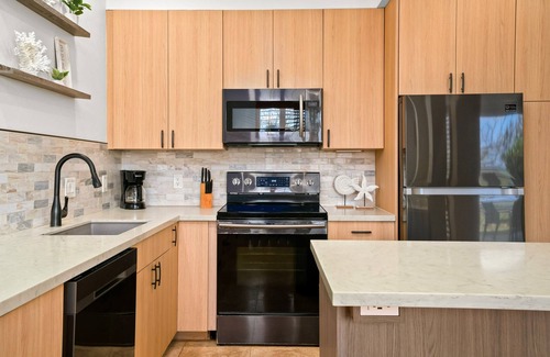 Bayview Condo | Calm island condo with ocean views & pool - walking distance from beaches