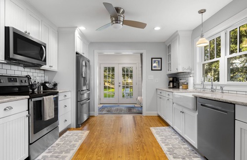 Morehead City House | Calm Tide on Ann Street, mid century modern. Walk to downtown. No pets.