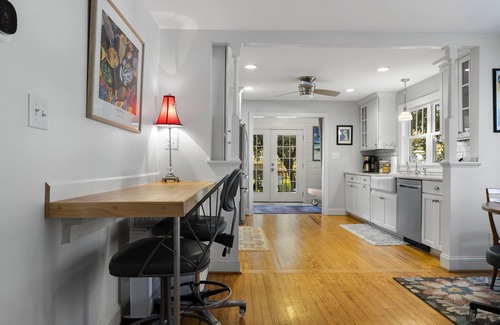 Morehead City House | Calm Tide on Ann Street, mid century modern. Walk to downtown. No pets.