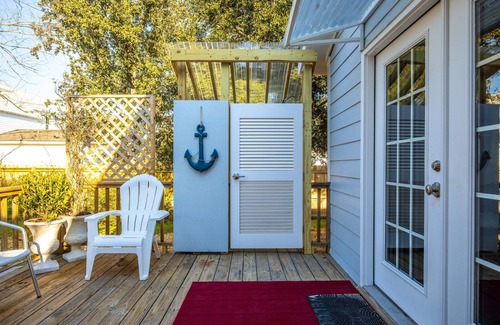Morehead City House | Calm Tide on Ann Street, mid century modern. Walk to downtown. No pets.