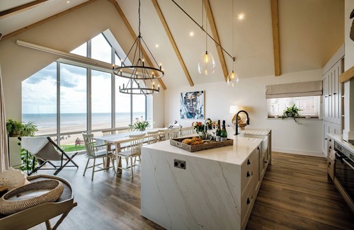 Bridlington Cottage | CALM WATERS LUXURY BEACH HOUSE, family friendly in Bridlington