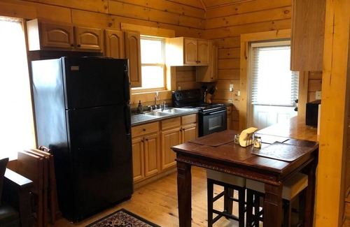 Monteagle Cabin | Calming Cabin: Relaxing | Park-Like | Close to Hikes, Waterfalls, The Caverns