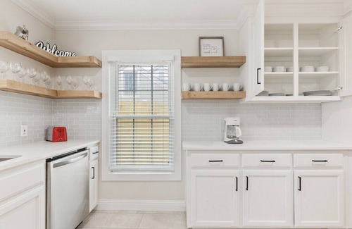 Arlington Heights House | Calmont Urban Farmhouse: 4-Bedroom Stylish Stay