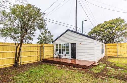 Arlington Heights Apartment | Calmont Urban Guest Farmhouse: 1-Bedroom Hideaway