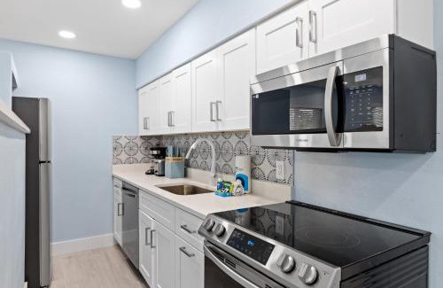 Sanibel House | Caloosa Retreat- 2BR Cottage at Palmview Inn of Sanibel with Bikes