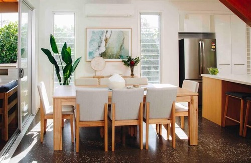 Dicky Beach House | Caloundra getaway, a stone's throw from the beach!