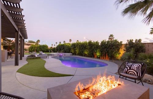 Indio House | Calypso by AvantStay Entertainer’s Paradise Pool Hot Tub Putting Green