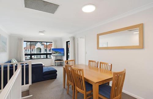 Coolangatta Apartment | Calypso Plaza Resort Unit 417