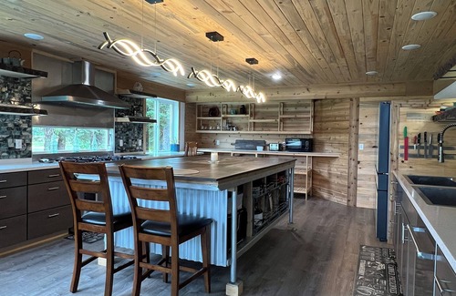 Chiniak Cottage | Cama’i House: Spacious ocean front 7-bedroom cottage at Friends by the Ocean