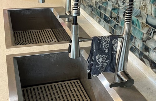 Chiniak Cottage | Cama’i House: Spacious ocean front 7-bedroom cottage at Friends by the Ocean