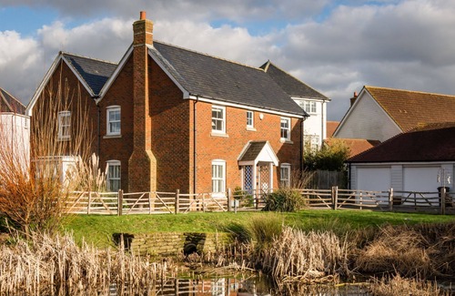 Camber Cottage | Camber Beach House - a cottage that sleeps 6 guests in 3 bedrooms