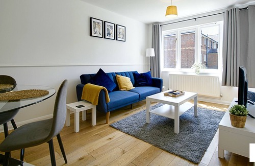 Camberley House | Camberley Comfy 3 Bedroom - Next to Hospital W/parking