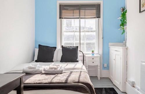 Camden Town with Primrose Hill Apartment | Camden - 3 Bedrooms - Sleeps 6 - Near Underground