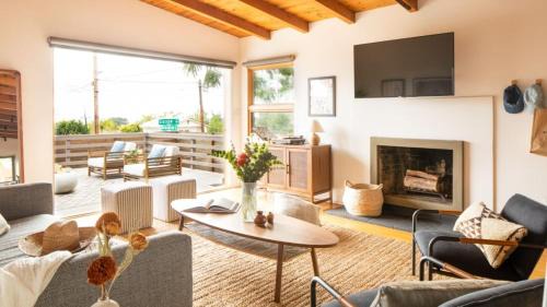 Cardiff-by-the-Sea House | Camden by AvantStay 5mins to the Beach Elevated Home w Pacific Ocean Views