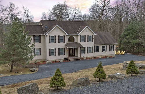 Cresco House | Camelback SKI Mts Firepit,Hottub,Casino,Kalahari Linens