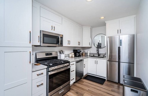 Coronado House | Camellia Suite - Near Bay, Shops & Ferry Landing