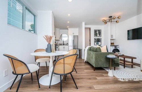 Coronado House | Camellia Suite - Near Bay, Shops & Ferry Landing