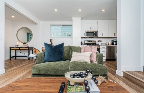 Coronado House | Camellia Suite - Near Bay, Shops & Ferry Landing
