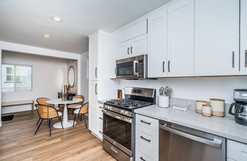 Coronado House | Camellia Suite - Near Bay, Shops & Ferry Landing