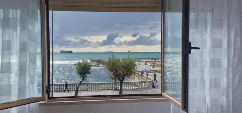 Livorno Apartment | -Camera con Vista mare spettacolare sulla Terrazza Mascagni