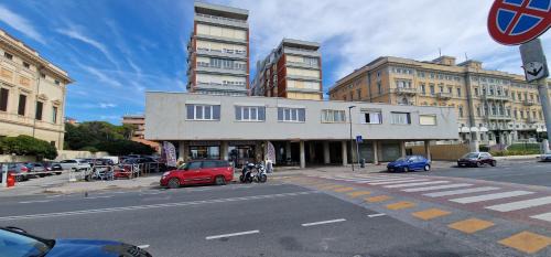Livorno Apartment | -Camera con Vista mare spettacolare sulla Terrazza Mascagni