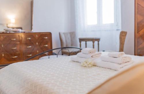 Castiglione Chiavarese Bed & Breakfast | Camera tra le Cinque Terre, Camogli e Portofino. Vista valle e scorcio mare all'orizzonte