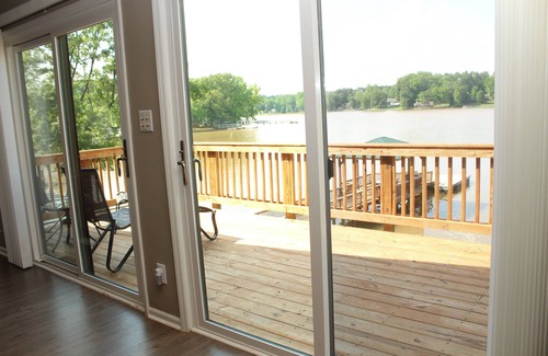 Belmont House | Camm's Lakeside Retreat (Close to Charlotte), Family-Friendly, Boat Available