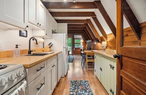 Center Conway House | Camp Conway | Hot Tub | A-Frame | Foliage Cabin