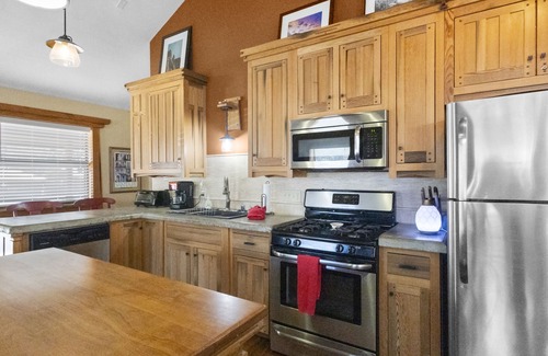 Red River House | "Camp Lil Henry" Charming Cabin - On Main Street - Pet Friendly - Fenced Yard - WIFI