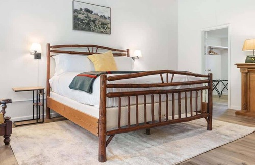 Springville Hotel | Camp Nelson Lodge Room 6