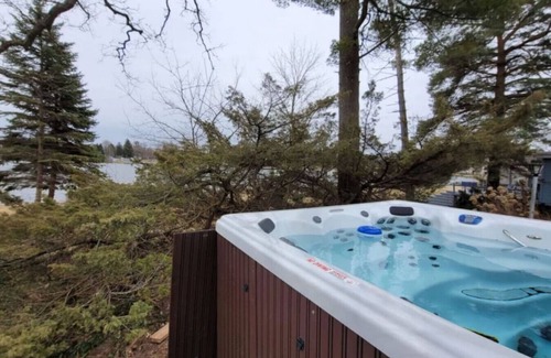 Alto Apartment | Campau Lake Sunnydays 2 bedroom King Bed Lakefront