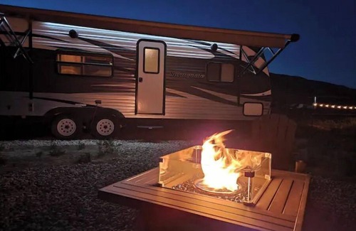 Cody House | Camper at Mountain Haven-WiFi/AC/outdoor fire pit/grill/hammocks/picnic table