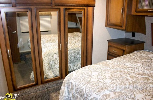Bloomington House | Camper Available for Solar Eclipse nClose to Bloomington and sleeps 5