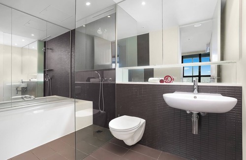 Camperdown Apartment | Camperdown 1 bdrm with car park, gym & pool