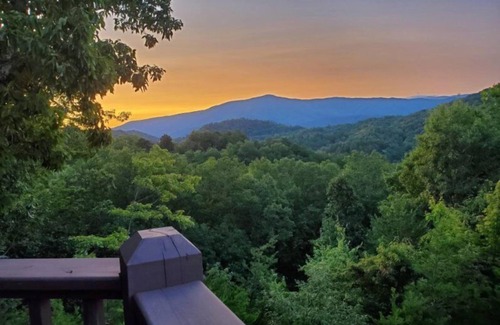 Gatlinburg - Pigeon Forge Cabin | Campfire Lodge is a beautiful cabin with all the special touches needed to make your stay memorable!