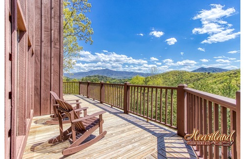 Gatlinburg - Pigeon Forge Cabin | Campfire Lodge is a beautiful cabin with all the special touches needed to make your stay memorable!
