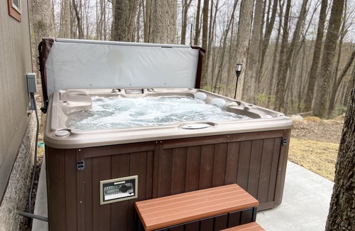 French Creek House | Campfire Retreat with outdoor hot tub under the stars and WiFi