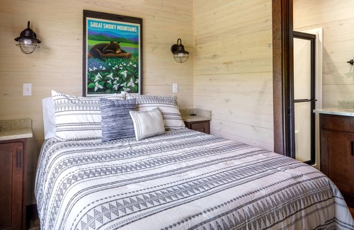 Gatlinburg - Pigeon Forge Cottage | "Campfire Secrets" - Riverfront Tiny Home in the Smoky Mountains