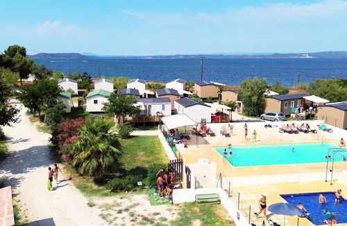 Saint-Mitre-les-Remparts House | Camping Félix de la bastide * - Mobile Home Arizona. Standard 4 rooms 6 people Air-conditioned