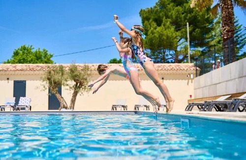 Malemort-du-Comtat House | Camping 3 étoiles - Piscine - efaehb